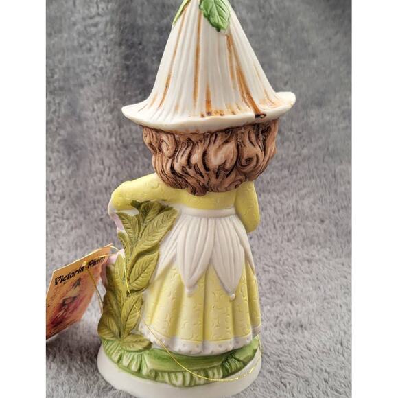 Victoria Plum Fairy Ceramic Figurine Floral Vintage 1982 - Picture 3 of 3